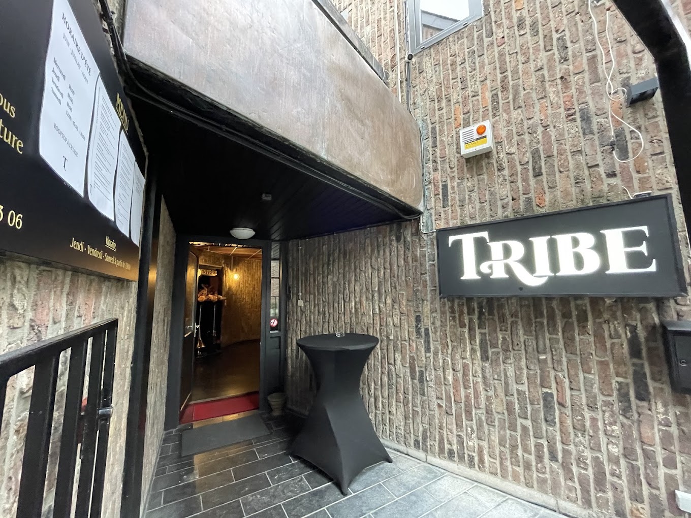 L'entrée du Tribe rue Roture