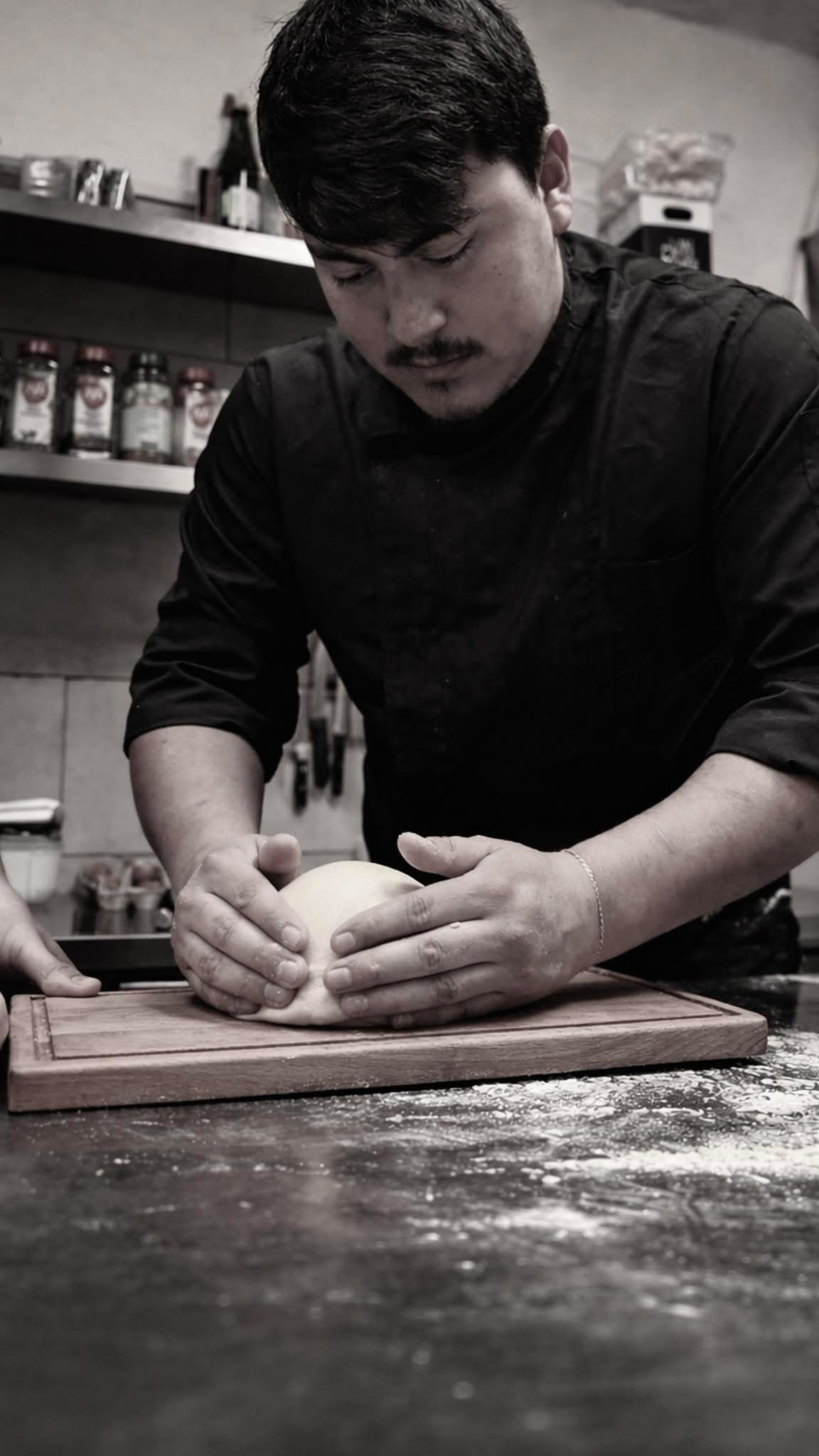 Hugo Patte, chef de cuisine au Tribe Roture, en plein travail dans sa cuisine