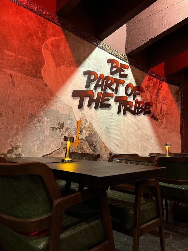 Fresque Be Part of the Tribe sur le mur du restaurant