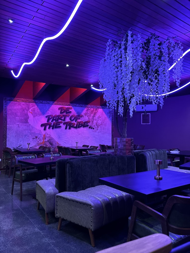 Salle néon violet du Tribe avec wisteria