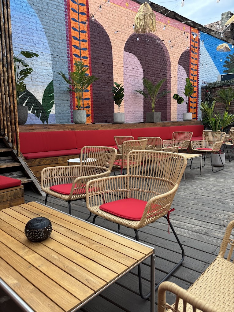 Rooftop avec arches peintes multicolores et plantes